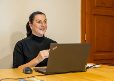 Lektorka workshopu Canva pro firmy u notebooku