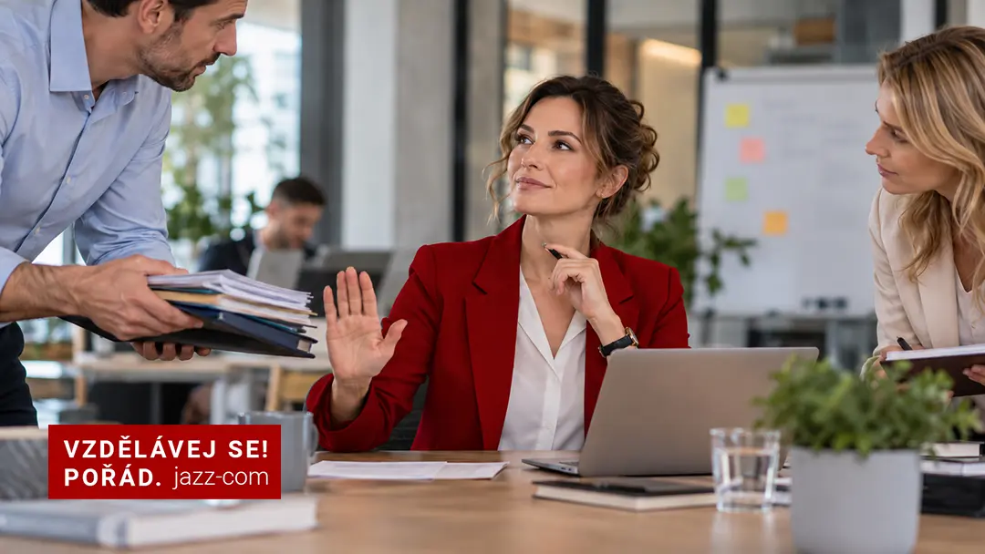 Žena v kanceláři nastavuje hranici kolegům, kteří přicházejí s dalšími úkoly.